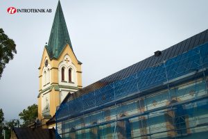 Kyrka med täckning_800